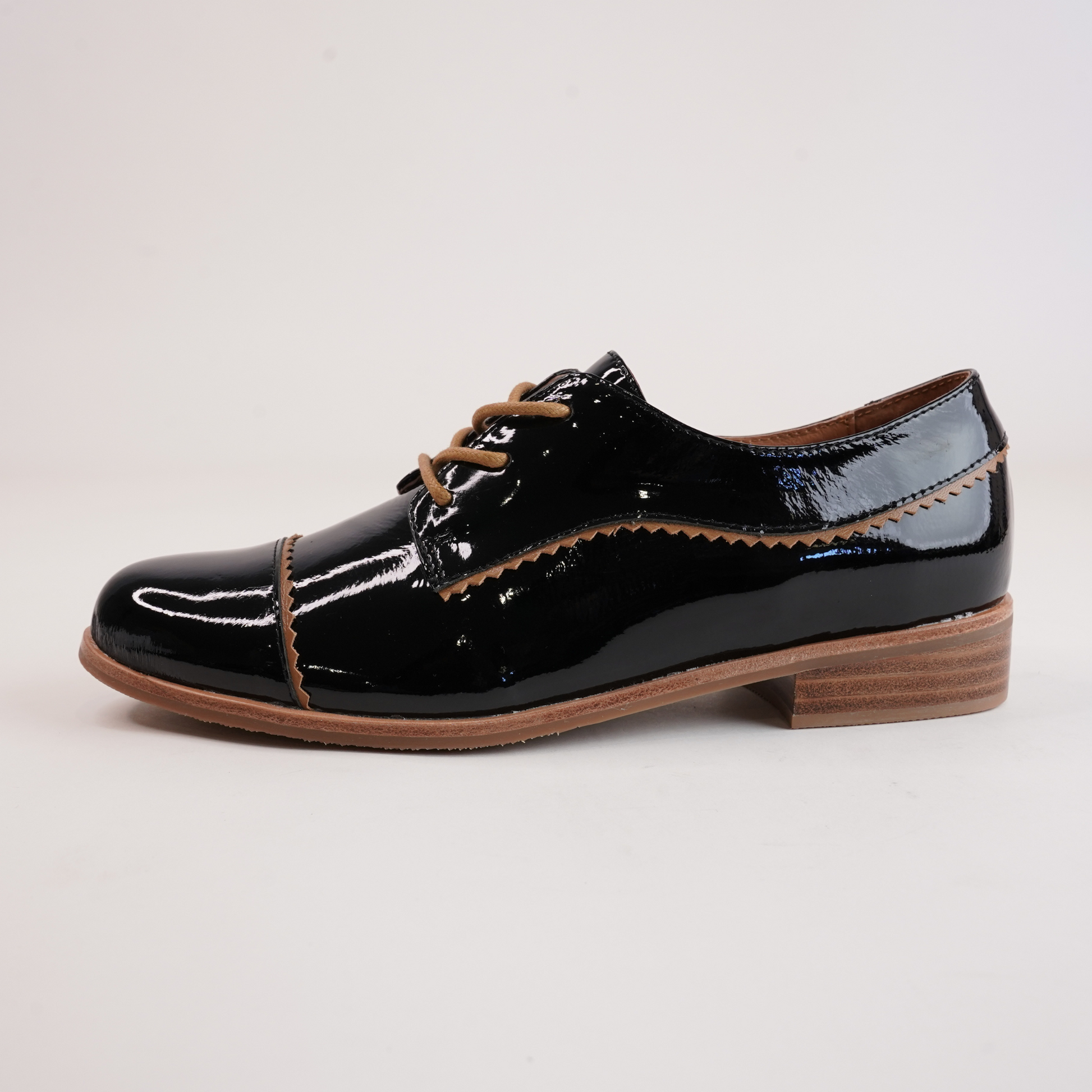 Leeze Black Patent/ Tan Leather Lace Up Flats