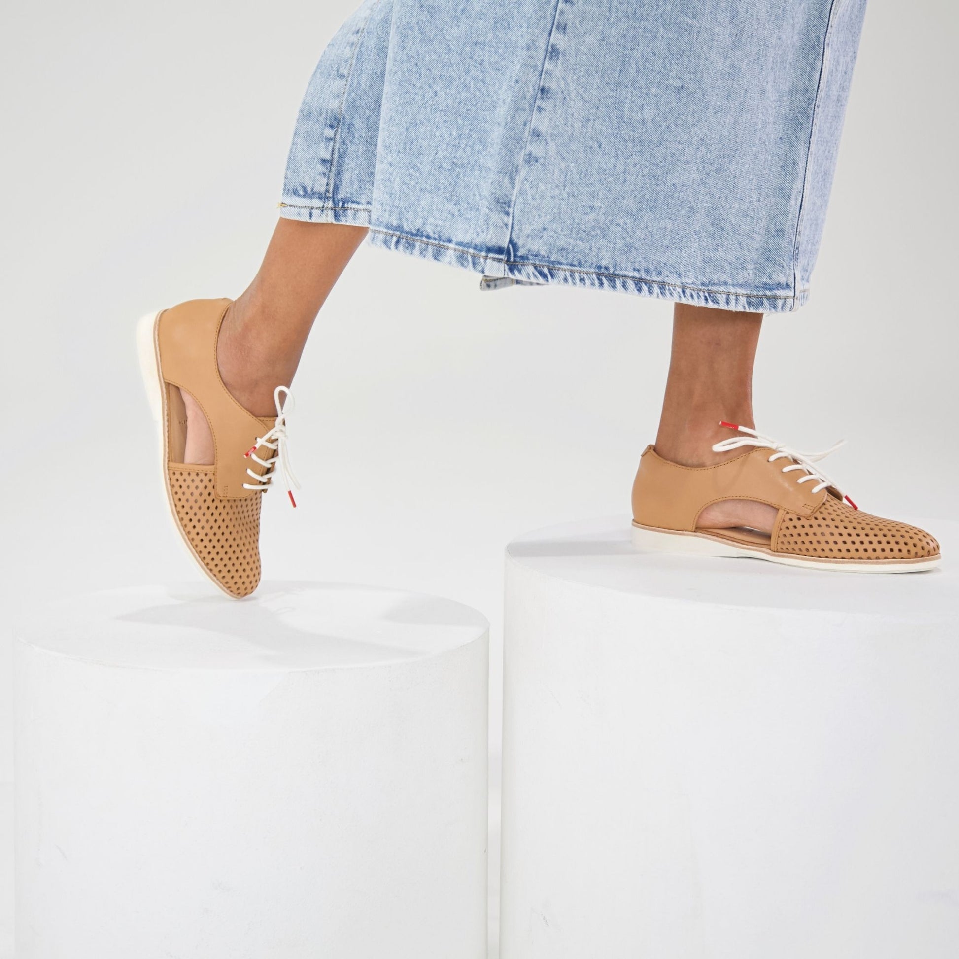 Sidecut Punch Tan Lace Up Flats, ROLLIE - Shouz