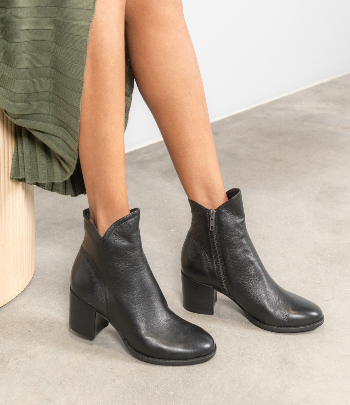 Mockas Black Leather Ankle Boots - DJANGO AND JULIETTE | Shouz