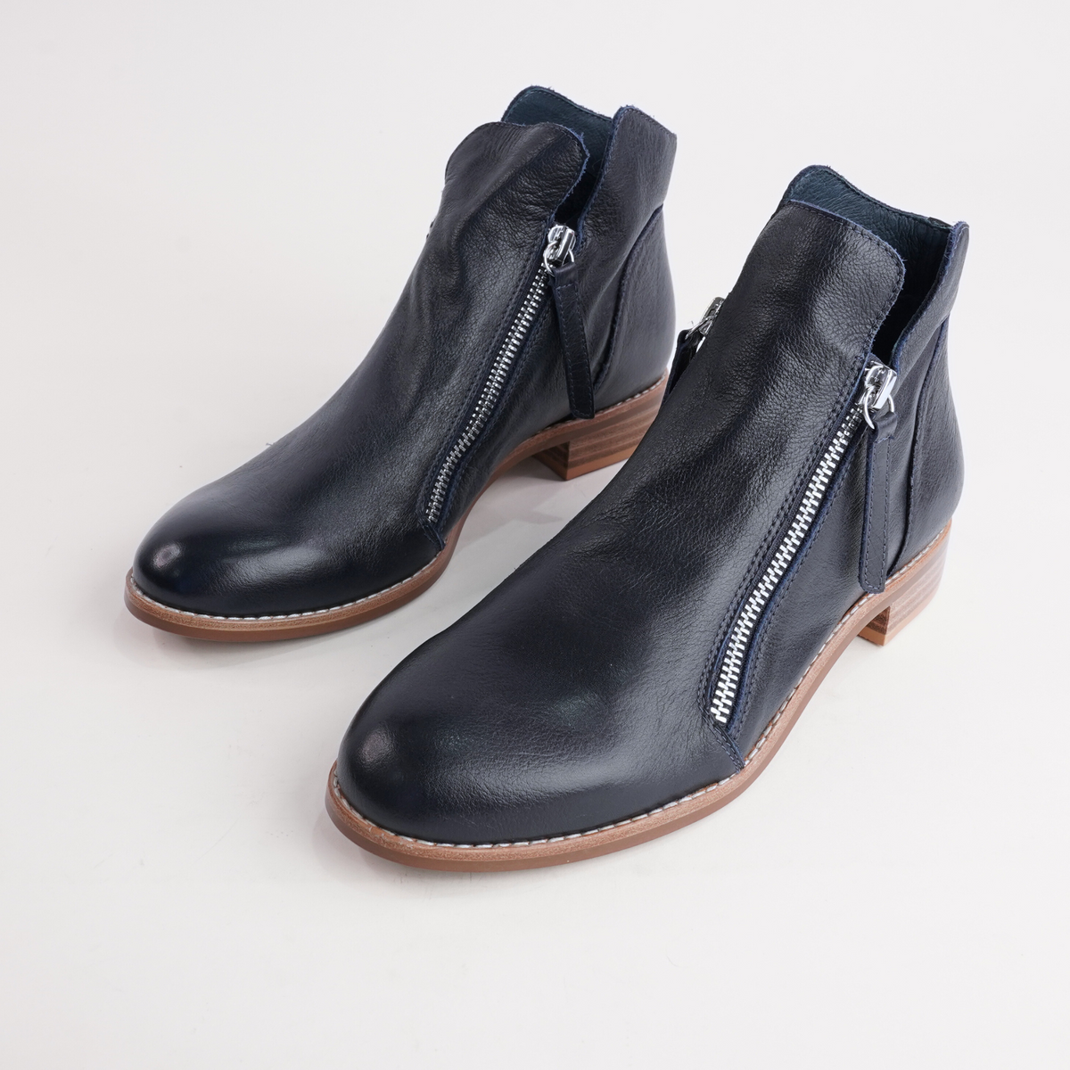 Norys Navy Leather Ankle Boots - DJANGO AND JULIETTE | Shouz