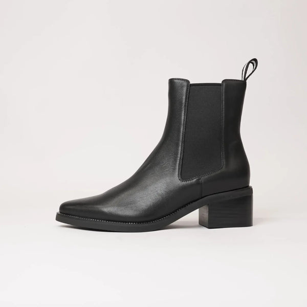 Daily Black Leather Chelsea Boots