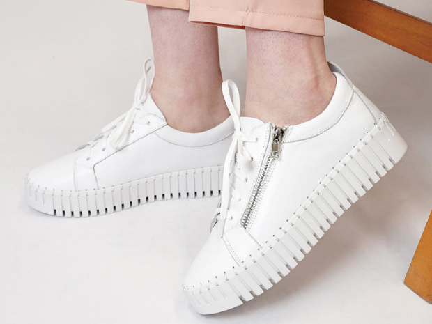 5 Ways to Dress Up Your White Sneakers