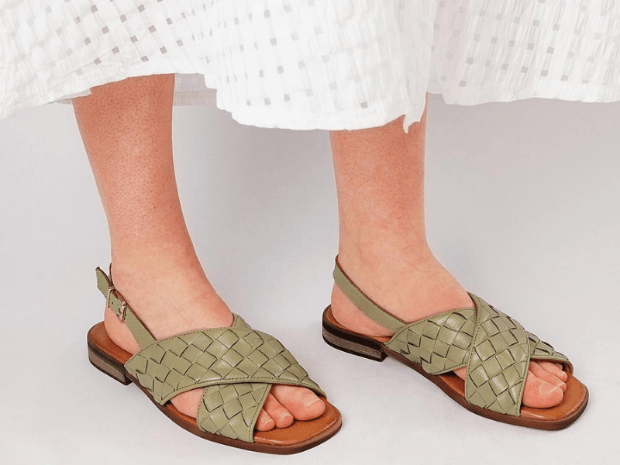 5 Sandals, 5 Beach Outfits - Shouz