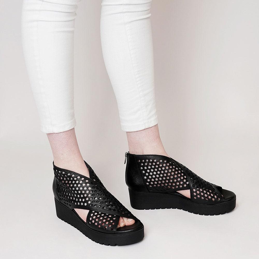 Orma Black Leather Sandals - Shouz