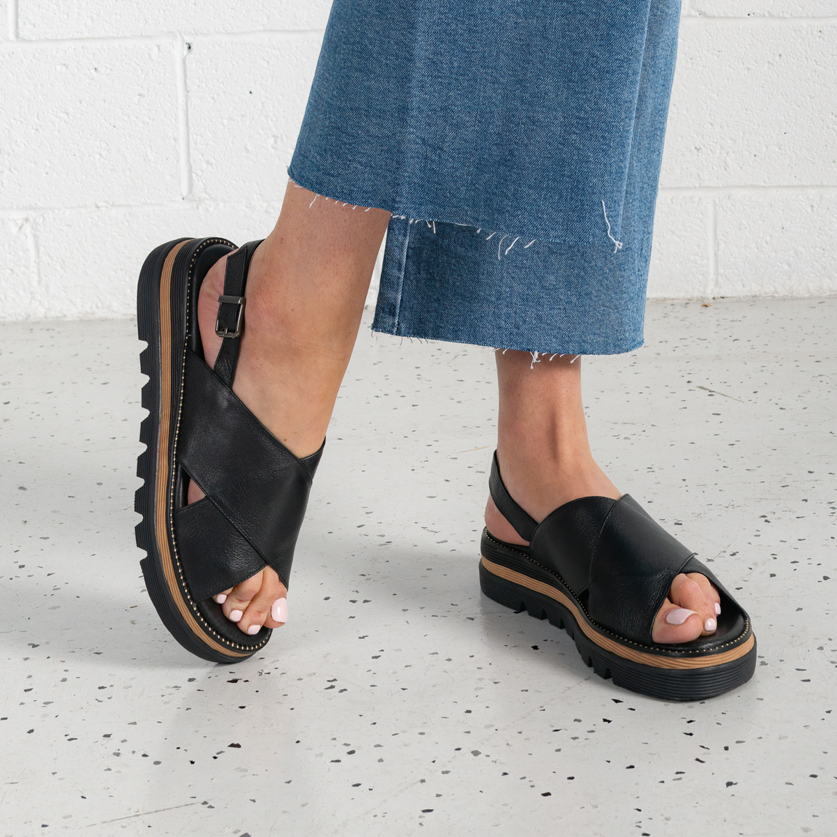 Sasi Black Leather Sandals - DJANGO AND JULIETTE | Shouz