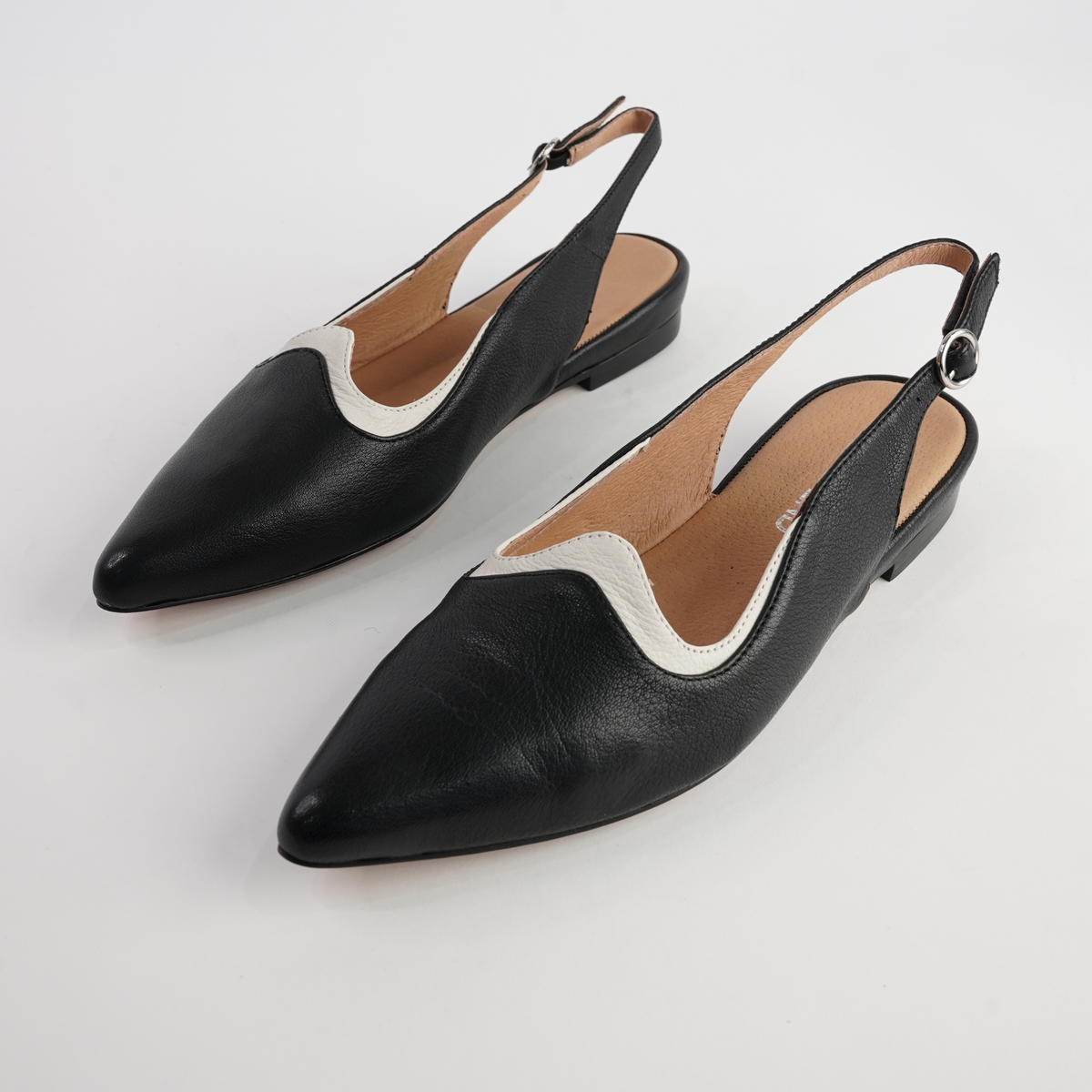 Yeska Black Leather/ Ivory Flats