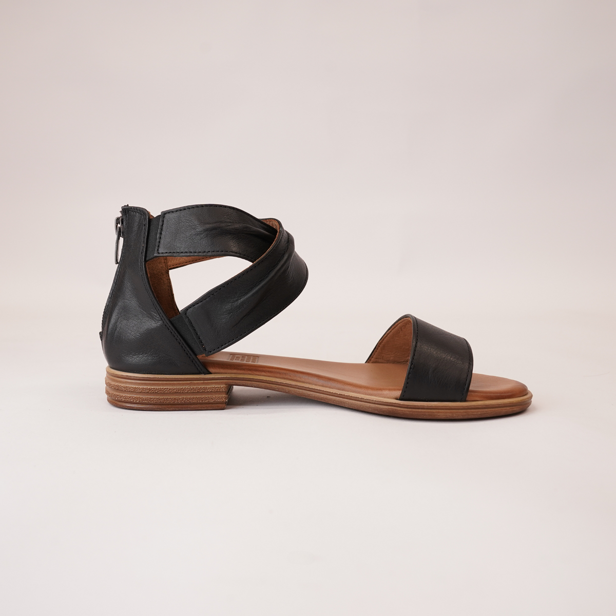 Mira Black Leather Sandals - SALA | Shouz