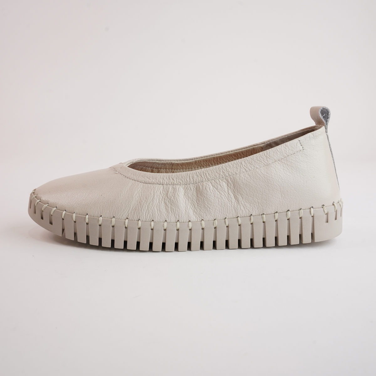 Heaton Milk/ Milk Ballet Flats - DJANGO AND JULIETTE | Shouz