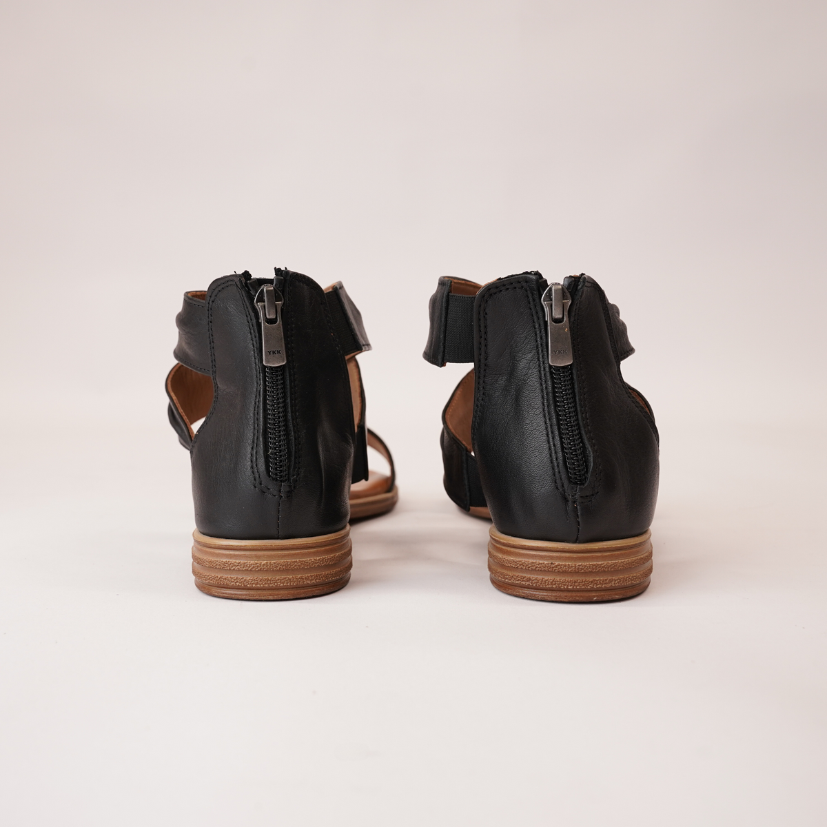 Mira Black Leather Sandals - SALA | Shouz