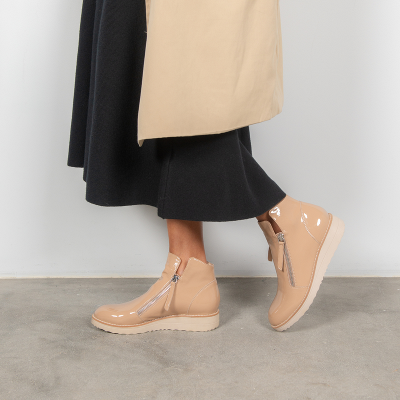 Ohmy Cafe Patent Ankle Boots