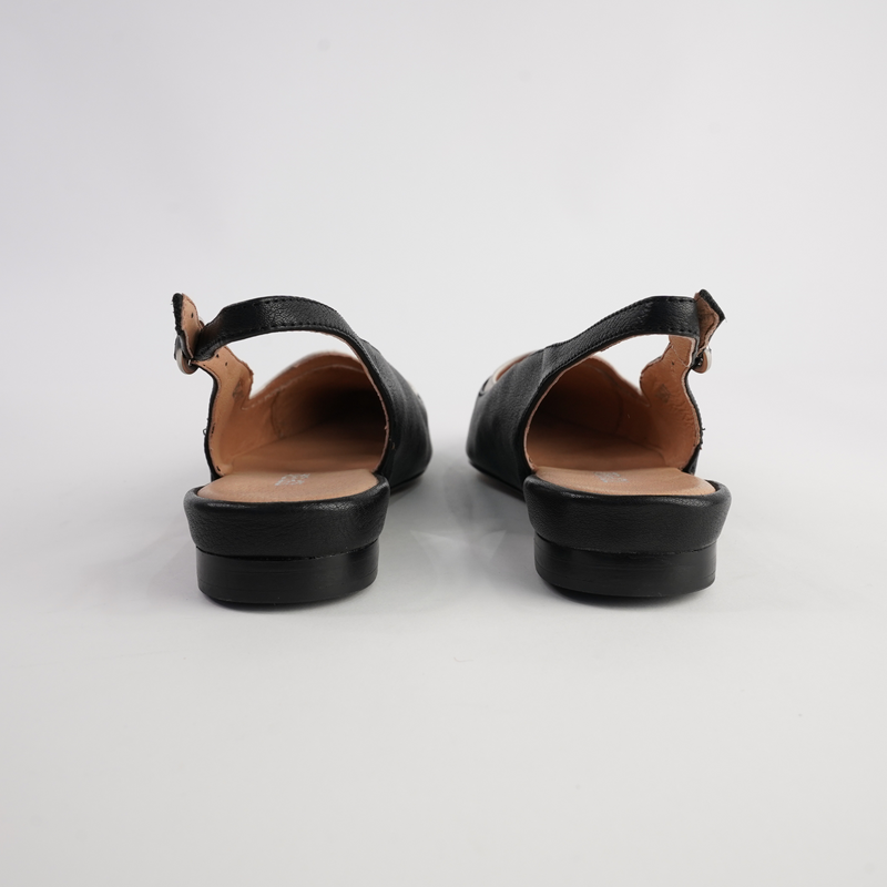 Yeska Black Leather/ Ivory Flats
