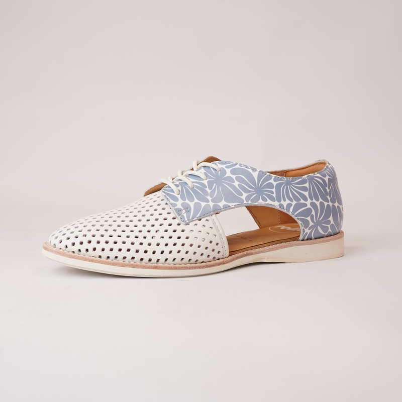 Sidecut Punch White Steel Blue Leather Lace Up Flats