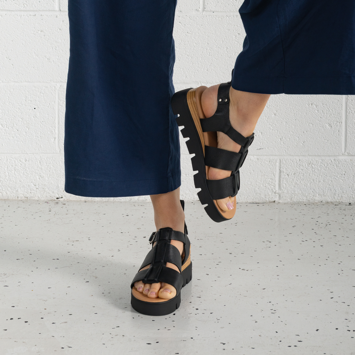 Relie Black Leather Sandals - DJANGO AND JULIETTE | Shouz