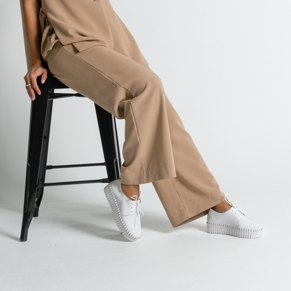 Batu White/ Dark Tan Leather Sneakers - DJANGO AND JULIETTE | Shouz