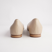 Yibbie Camel Leather/ Milk Flats - TOP END | Shouz