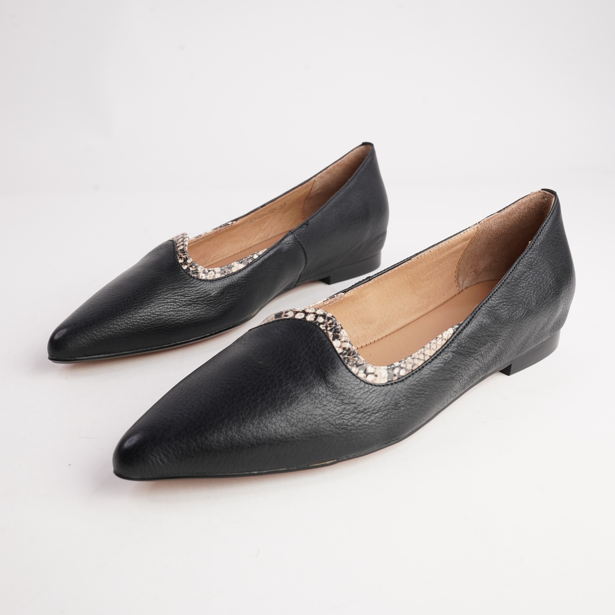 Yibbie Black Leather/ Latte Snake Flats - TOP END | Shouz