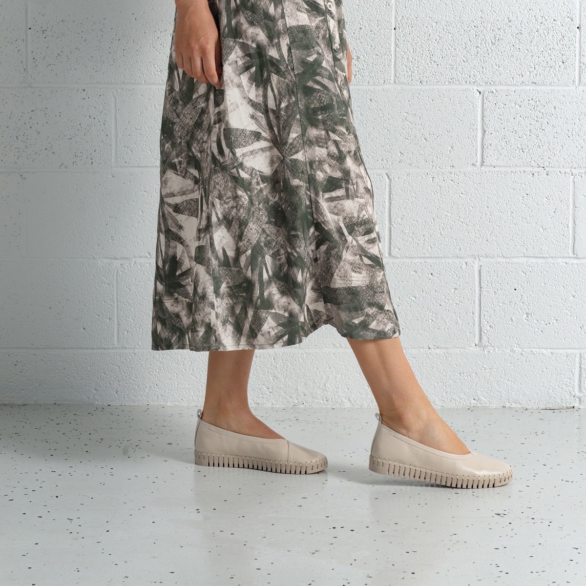 Heaton Milk/ Milk Ballet Flats - DJANGO AND JULIETTE | Shouz