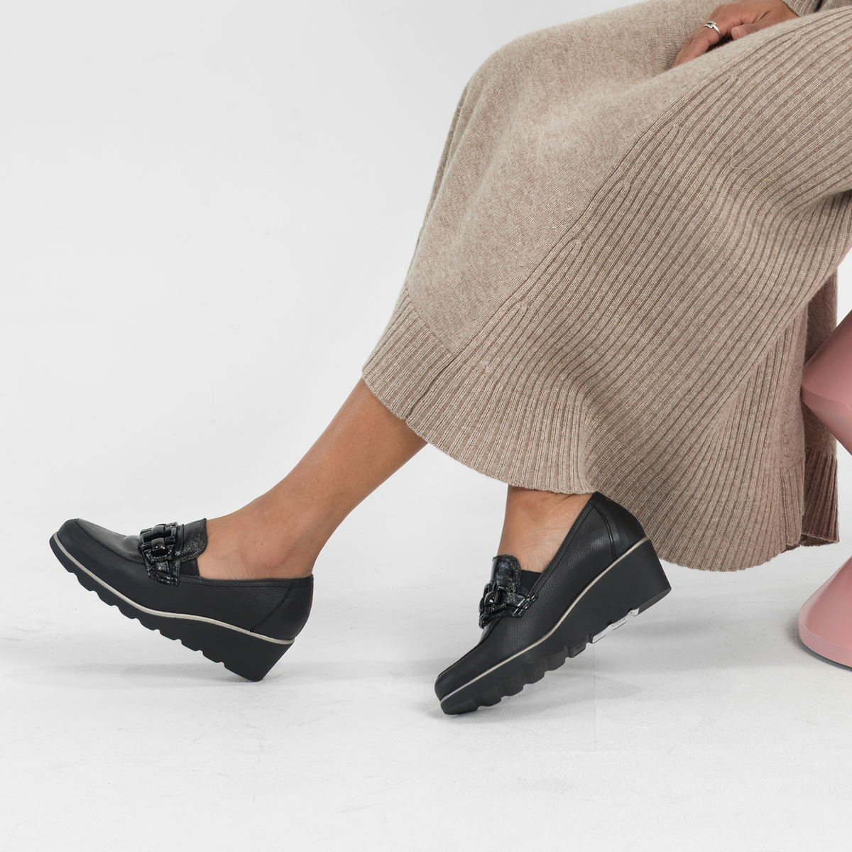 4668 Black Leather/black Patent Loafers