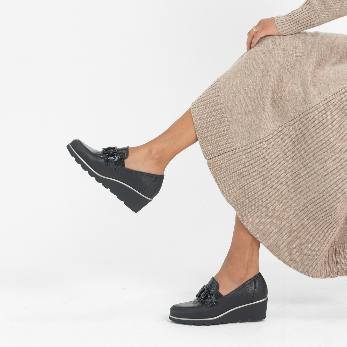 4668 Black Leather/black Patent Loafers