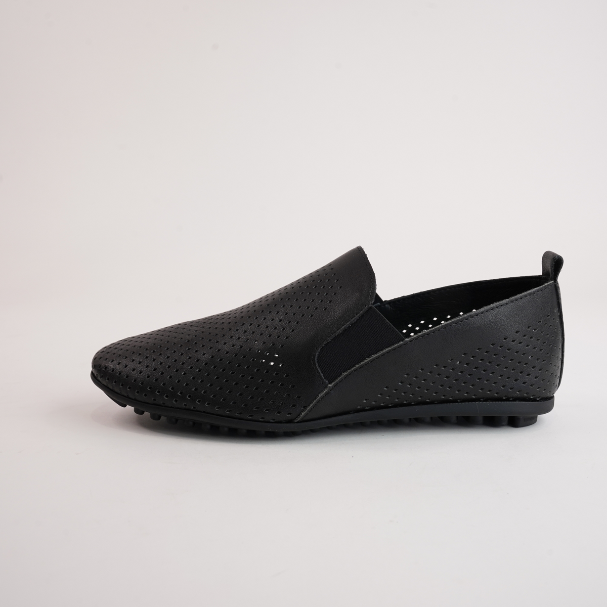Bescara Black Leather Flats - DJANGO AND JULIETTE | Shouz