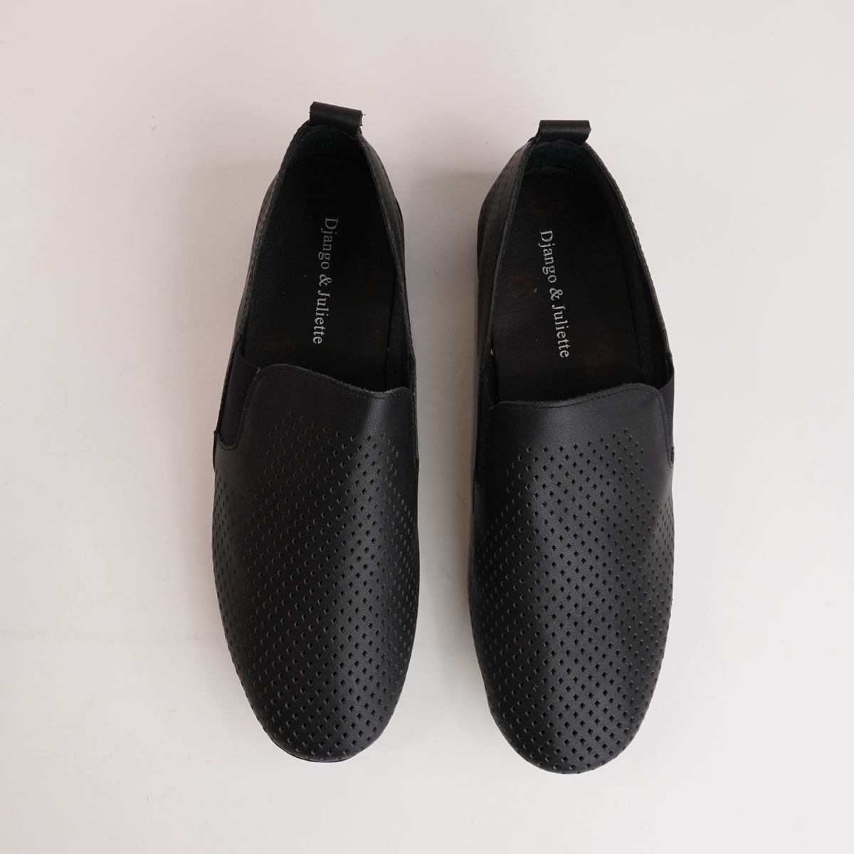 Bescara Black Leather Flats - DJANGO AND JULIETTE | Shouz