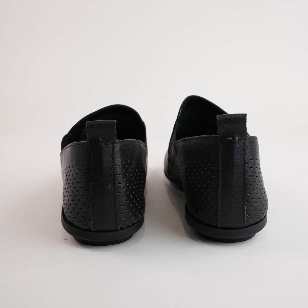 Bescara Black Leather Flats - DJANGO AND JULIETTE | Shouz