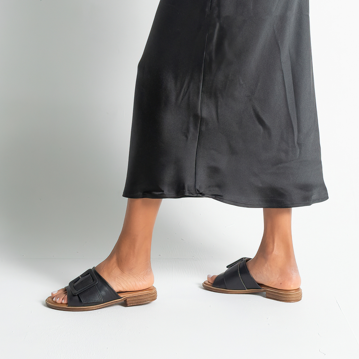 Miley Black Leather Slides - SALA | Shouz