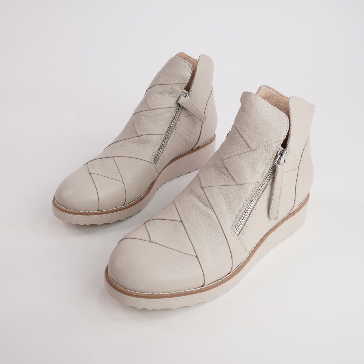 Omeah Vanilla Leather Ankle Boots