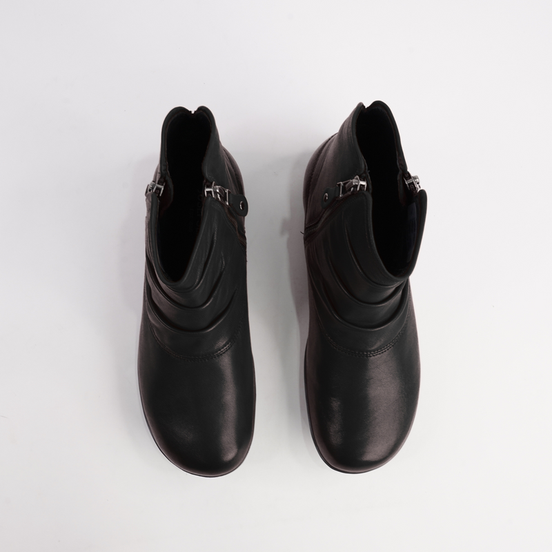 Naly 24 Schwarz Leather Ankle Boots