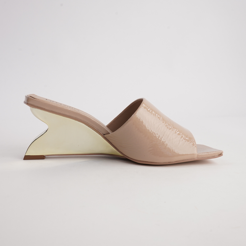 KL7040001 Nude Patent Wedges