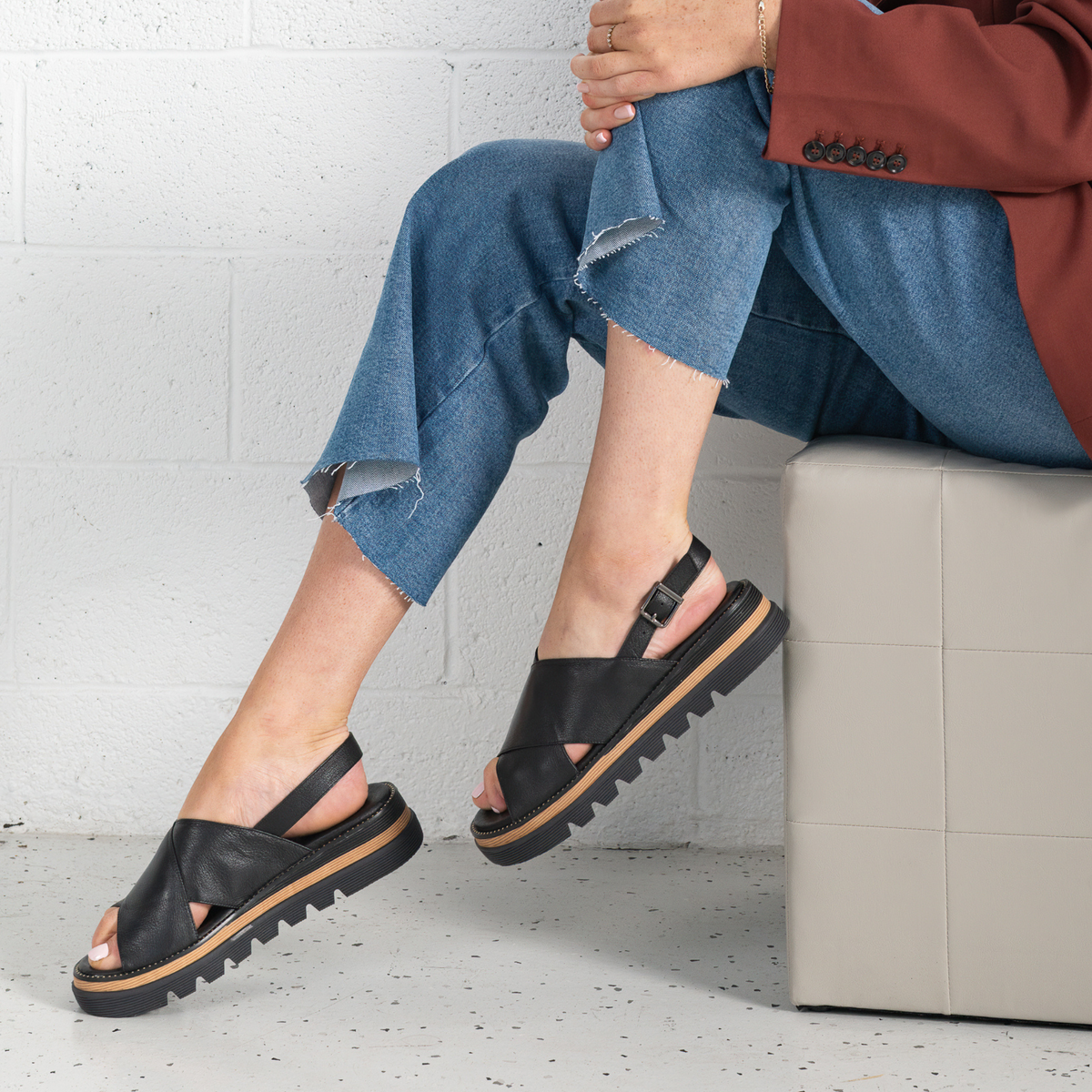 Sasi Black Leather Sandals - DJANGO AND JULIETTE | Shouz