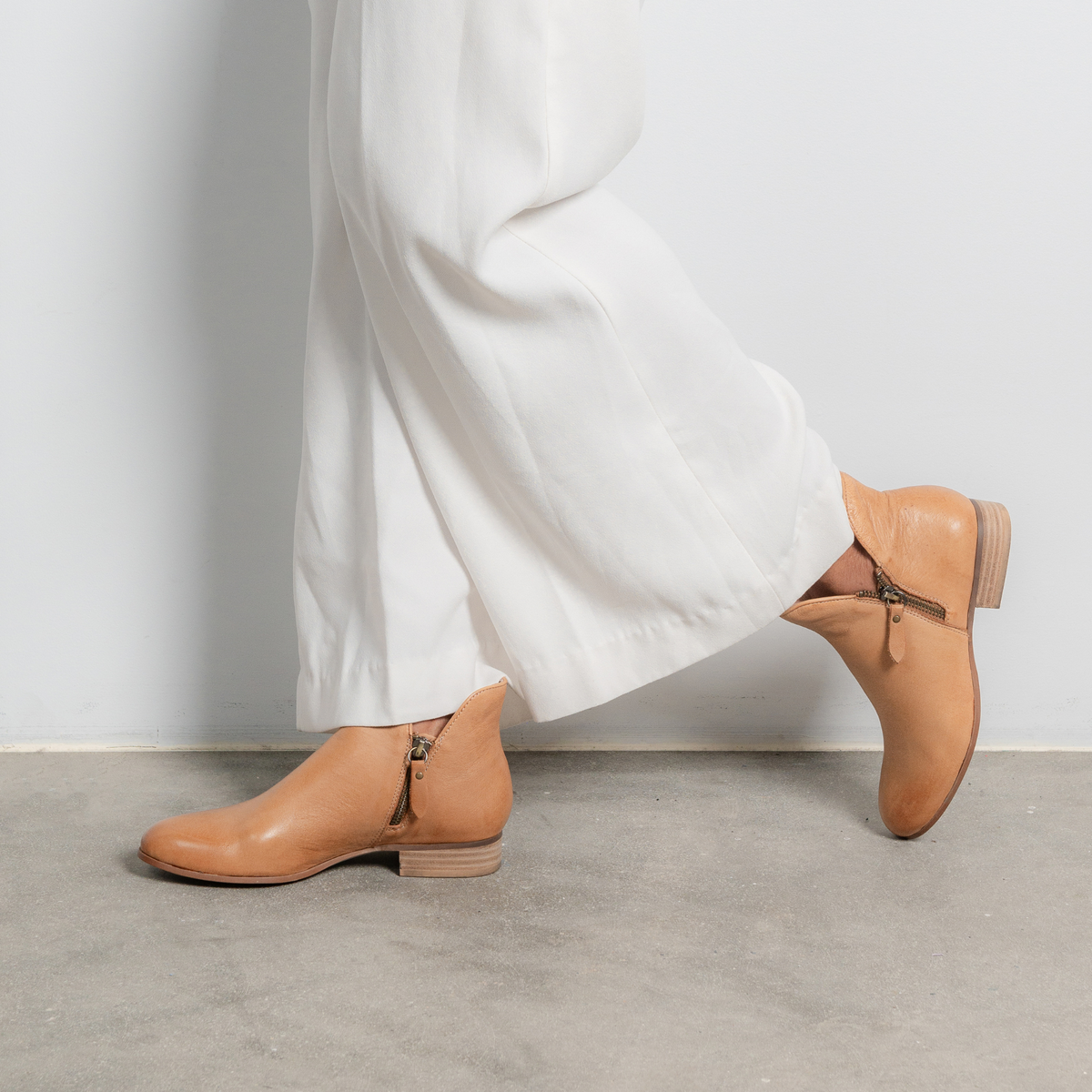 Faye Dark Tan Leather Ankle Boots - DJANGO AND JULIETTE | Shouz