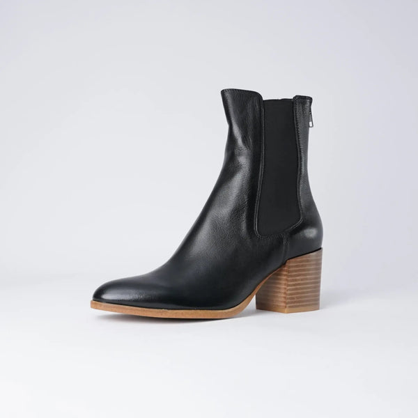 Zoltan Black / Natural Leather Chelsea Boots